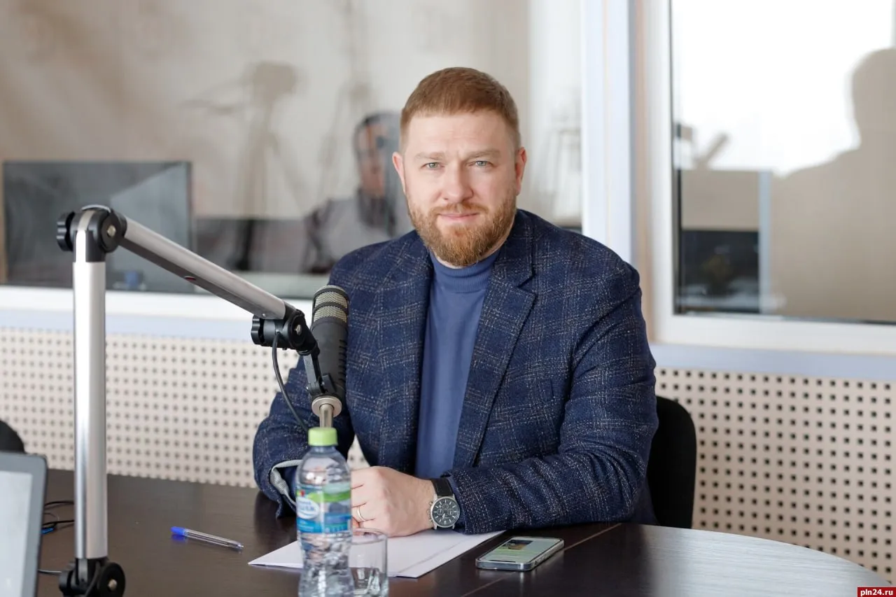ЗакС Санкт Петербурга рассмотрит заявление Александра Малькевича о досрочном сложении полномочий В ближайшую среду Законодательное Собрание Санкт Петербурга рассмотрит заявление депутата Александра Малькевича о досрочном прекращении полномочий по собственному желанию По имеющейся информации Малькевич принял решение отправиться на специальную военную операцию Александр Малькевич награждён орденом Мужества имеет боевой опыт В ЗакСе выступал автором законопроектов направленных на поддержку военнослужащих и сохранение памяти о героях Отечества Неоднократно посещал зону СВО с гуманитарными миссиями Сейчас он является фигурантом уголовного дела о хищении около 37 млн рублей выделенных из бюджета телеканалу Санкт Петербург Официальных комментариев о влиянии данного обстоятельства на процедуру сложения полномочий пока не поступало Александр Малькевич глубоко не чужд Псковской области бывал тут многократно участвовал в ежегодных медиафорумах и иных политически значимых мероприятиях Являлся советником губернатора Псковской области ПЛН в MAX
