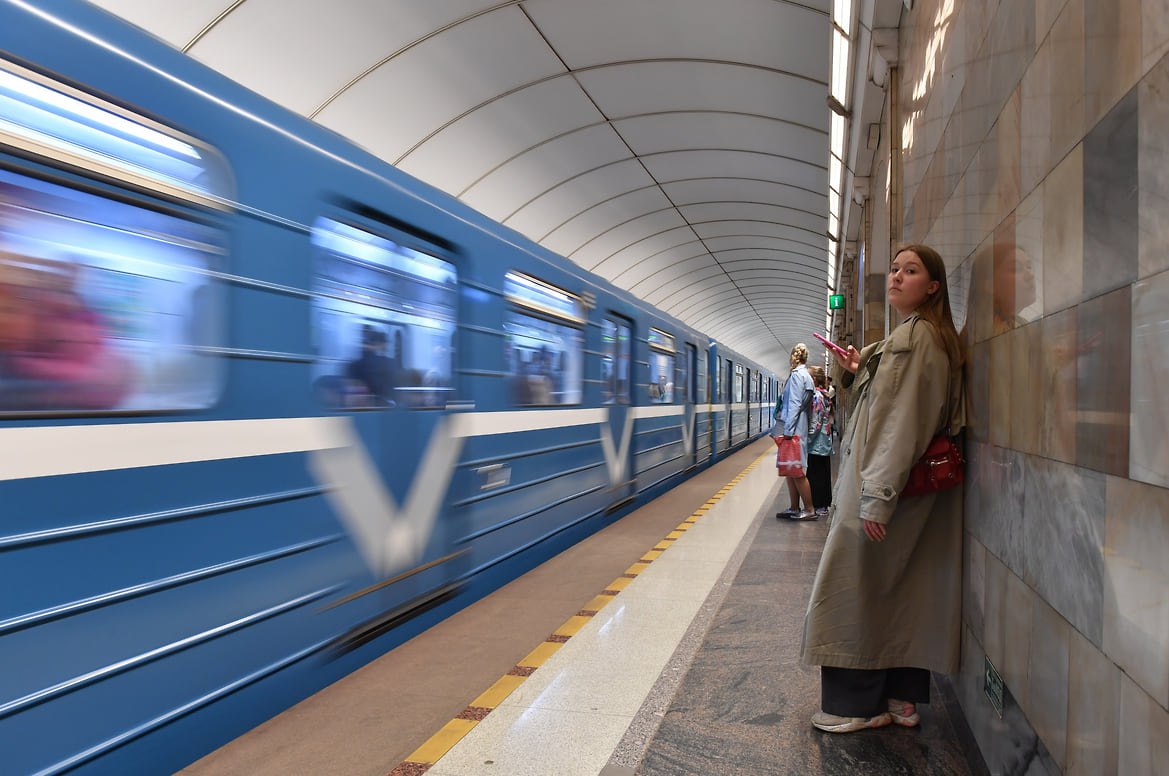 Начальник петербургского метро объяснил отсутствие кондиционеров в вагонах Глава петербургского метрополитена Евгений Козин рассказал почему предприятие не будет эксплуатировать составы с межвагонными переходами и кондиционерами Сквозные переходы увеличивают вместимость восьмивагонного состава лишь на 16 18 человек Также есть вопросы безопасности так как нет заключений ведомств на такие вагоны Господин Козин считает что в петербургском метро следует развивать приточно вытяжную вентиляцию Кондиционеры в вагонах приводят к поступлению избыточного тепла в тоннели Советская система вентиляции не позволяет отводить это тепло что ухудшит микроклимат Фото Александр Коряков Коммерсантъ kommersant spb