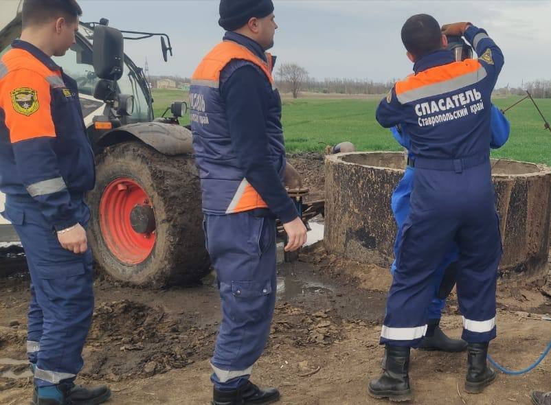 Руководство сельхозпредпрития на Ставрополье будут судить после гибели трёх рабочих в колодце В апреле 2025 года возле села Казинка двое сотрудников потеряв сознание из за скопления газов в колодце упали на дно Инженер механик спустившийся для спасения пострадавших тоже не смог выбраться Все трое погибли Теперь перед судом предстанут руководители сельхозпредпрития Их обвиняют в нарушении требований охраны труда Подписывайтесь на нас во ВКонтакте и в Одноклассниках чтобы быть в курсе самых интересных новостей Кавказа Подписывайтесь на телеграм канал АиФ Северный Кавказ