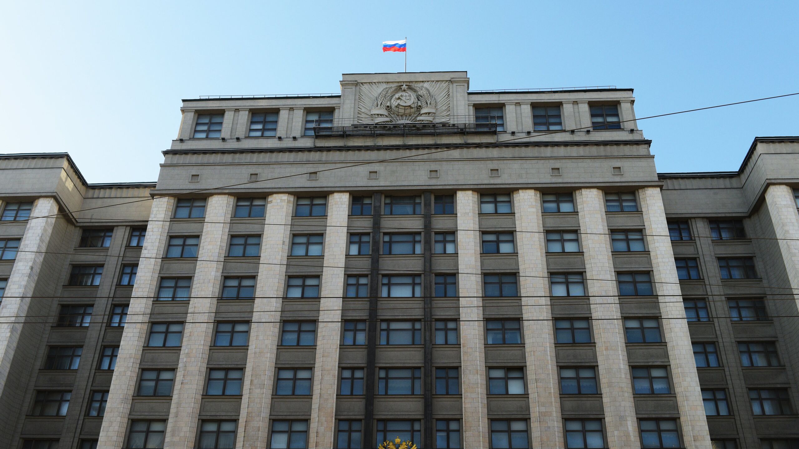 Госдума на пленарном заседании приняла в первом чтении законопроект о внедрении электронного студенческого билета, который будет доступен на портале "Госуслуги".