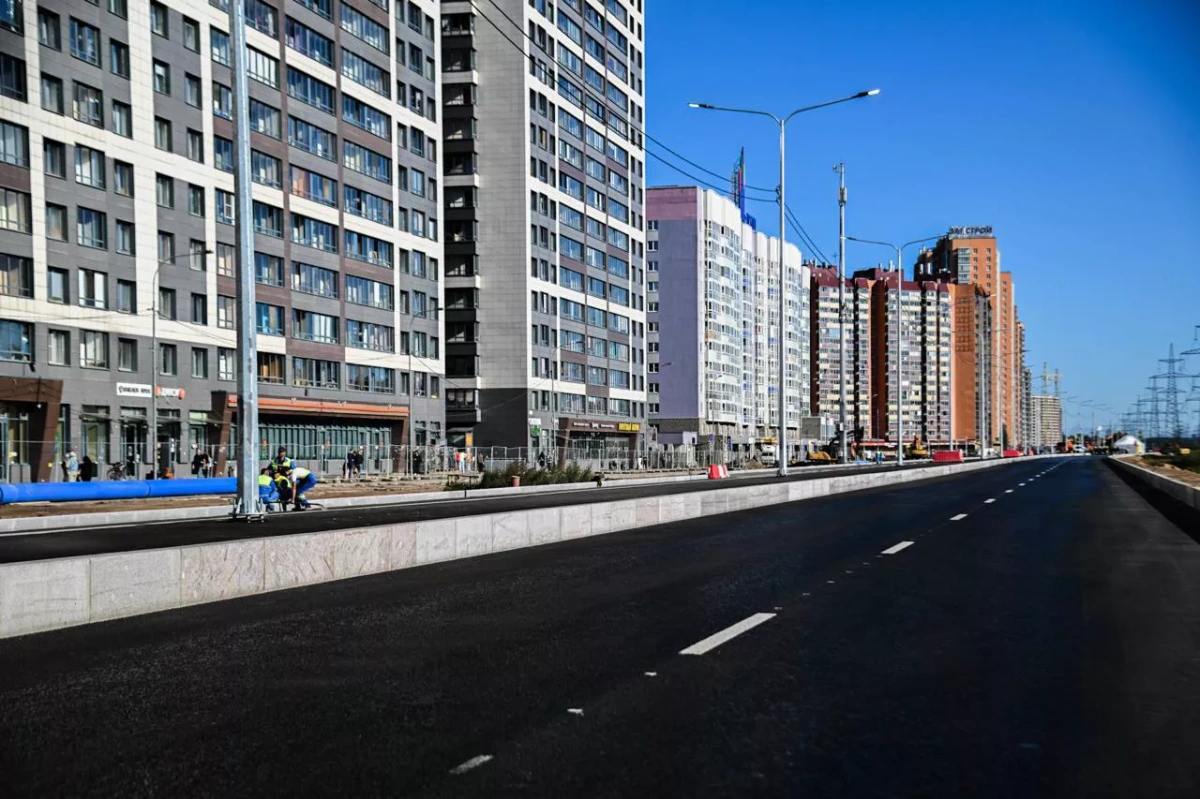 Под Петербургом открыли первый участок обхода Мурино справа В Мурино Ленобласти открыто движение по проспекту Авиаторов Балтики от Кольцевой автодороги КАД до Петровского бульвара сообщила пресс служба администрации региона Это первая очередь крупной трассы известной как обход Мурино справа Новая четырехполосная дорога обеспечит удобный выезд на Бульвар Менделеева и к станции метро Девяткино Следующий этап обхода Мурино справа до Ручьевского проспекта планируется ввести до ноября этого года А все этапы трассы до 2030 года Фото пресс служба администрации Ленобласти Подпишись на РБК Петербург