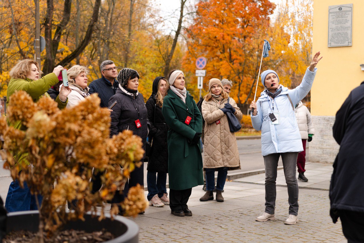 Александр Беглов В 2025 году Петербург посетили порядка 12 5 млн туристов В 2025 году иногородние и иностранные туристы совершили 12 4 млн поездок в Санкт Петербург на 7 больше чем в 2024 году 11 6 млн и на 19 в допандемийном 2019 10 5 млн В этом году вклад туристов в экономику Петербурга достиг 843 1 млрд рублей что на 15 превышает показатель прошлого года Мы отмечаем уверенный рост внутреннего туризма В Петербург приезжает всё больше гостей из российских регионов Для наших гостей мы создаем новые туристические локации разрабатываем экскурсионные маршруты развлекательные программы Все чаще к нам приезжают чтобы принять участие в событийных мероприятиях К примеру фестиваль Чудо света в Петропавловской крепости каждый год собирает сотни тысяч гостей Туристы приезжают специально чтобы попасть на него отметил губернатор Александр Беглов Подробнее на Официальном сайте Администрации Санкт Петербурга