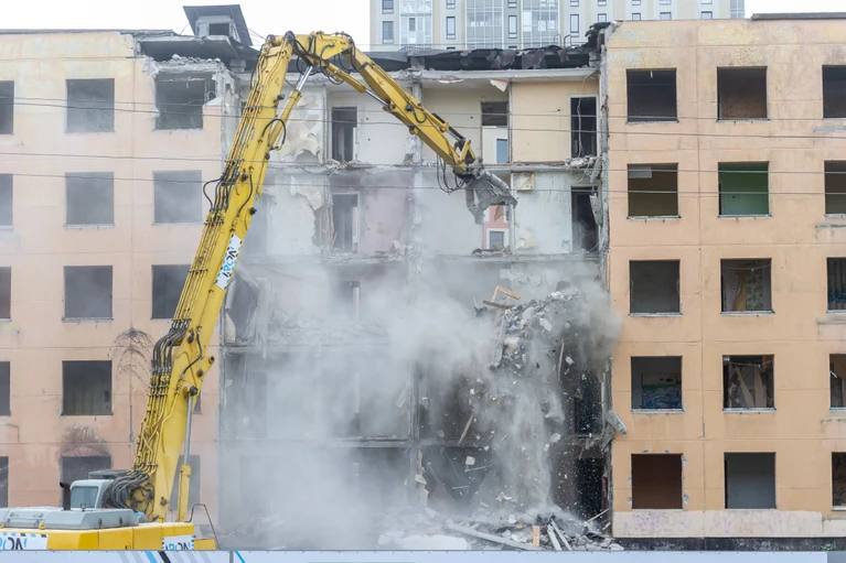 Депутаты ЗакСа Петербурга одобрили в первом чтении закон об операторе КРТ Расселением хрущёвок в городе займётся государственная на 50 компания Предполагается что она будет коммуницировать между застройщиками и жителями хрущёвок Оператором КРТ может стать созданное субъектом РФ юридическое лицо в уставном капитале которого более 50 капитала принадлежит региону отметили в ЗакСе Олег Золото Читай нас в MAX Подпишись на Комсомольскую правду СПб