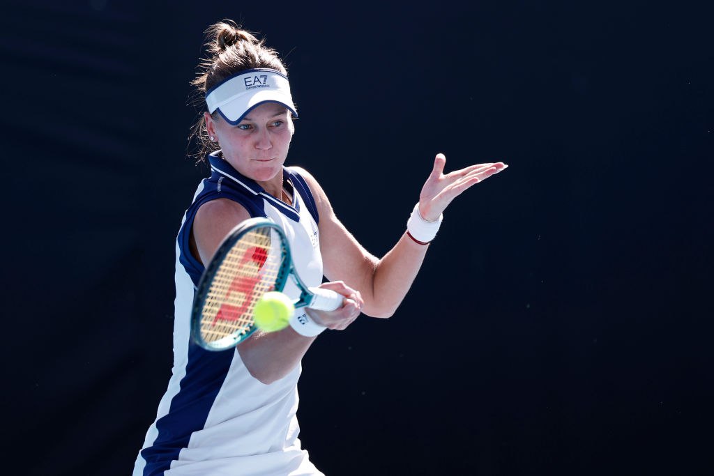 Пятая ракетка России снялась с Australian Open Российская теннисистка Вероника Кудерметова снялась с Australian Open первого в сезоне турнира Большого шлема Кудерметова занимает 30 е место в мировом рейтинге пятая из россиянок на ее счету два титула WTA в одиночном разряде После снятия Кудерметовой другая россиянка Анна Калинская попадает в число сеяных 31 Место Кудерметовой в основной сетке займет словенка Вероника Эрьявец Лучшим результатом 28 летней Кудерметовой на Australian Open является выход в четвертый круг в прошлом сезоне Australian Open пройдет с 18 января по 1 февраля в Мельбурне В прошлом сезоне турнир выиграла американка Мэдисон Киз Getty Images Подписаться на РБК Спорт