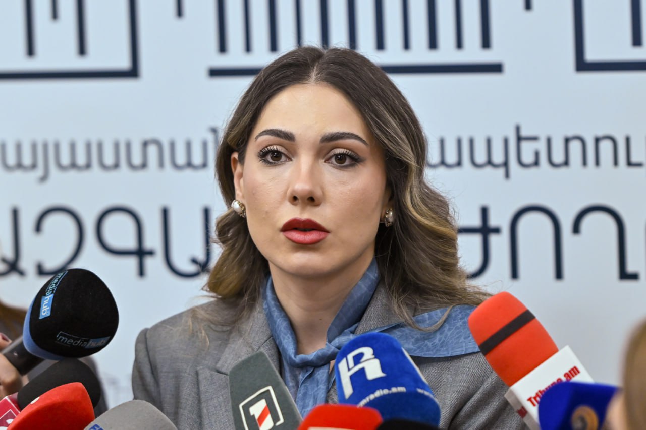 Любое вмешательство в личную жизнь неприемлемо так глава Минюста Армении ответила на вопрос об интимном видео которое критики Церкви приписывают архиепископу Аршаку Хачатряну Если речь идет о незаконной публикации личной и семейной информации то рано или поздно нужно возбудить уголовное дело сказала Србуи Галян журналистам Сам архиепископ как известно опроверг свою причастность к появившемуся ролику назвав это паясничеством агитпропа правящей политической силы вымыслом и клеветой SputnikARM