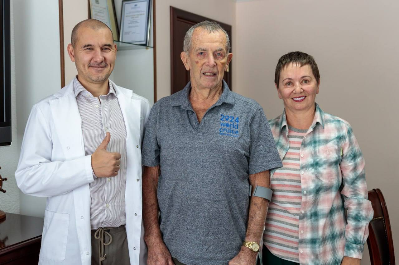 Хабаровские врачи вернули зрение пациенту из Новой Зеландии Супруги Фенсом из Новой Зеландии приехали в Хабаровск ради лечения в филиале МНТК Микрохирургия глаза Обследование выявило необходимость проведения нескольких операций Врач офтальмолог Алексей Поступаев провел антиглаукомную операцию Заведующая операционным блоком Татьяна Семенова выполнила факоэмульсификацию катаракты А заведующая отделением офтальмоонкологии Анна Бочкарева провела операцию по устранению выворота нижних век Мы довольны результатом и будем рекомендовать эту клинику всем поделился впечатлениями мистер Фенсом   Будь в курсе событий везде ОК VK MAX