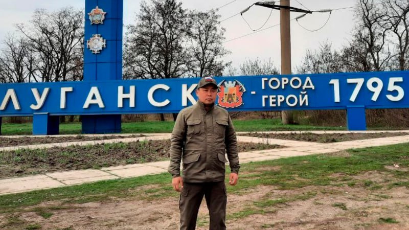 Горсовет Кызыла отправил мэра единоросса в отставку Он не хотел уходить Хурал представителей Кызыла горсовет досрочно отправил мэра Карима Сагаан оол Единая Россия Решение было принято на прошедешей сессии Депутаты разорвали контракт с мэром на основе решения суда по иску спикера хурала Ирины Казанцевой ЕР вступившего в силу в середине октября Казанцева утверждала что горсовет многократно находил нарушения при содержании скверов парков и других общественных территорий Вопросы вызвала и скандальная история с исчезновением низкопольных автобусов ЛиАЗ которые в 2021 году мэрия Москвы согласилась передать Кызылу из 40 автобусов в Туву доставили только 31 хотя из бюджета была оплачена перевозка всех 40 к тому же в рабочем состоянии оказались всего 8 автобусов часть пришлось списать В администрации Кызыла утверждали что Карим Сагаан оол оспорит решение Верховного суда Тувы из за процессуальных нарушений Чиновники администрации пока никак публично не прокомментировали решение депутатов Горсовет также объявил конкурс на назначение нового мэра Он запланирован на 25 ноября Врио мэра назначен глава земельного департамента Вячеслав Судер оол Карим Сагаан оол возглавлял мэрию Кызыла с 2018 года СМИ называли его племянником экс главы республики вице спикера Госдумы Шолбана Кара оола ЕР Конфликт между главными единороссами Кызыла связывают с расколом внутри местной Единой России и противостоянием на высшем уровне региона Глава Тувы Владислав Ховалыг ЕР может рассматривать Сагаан оола как единственного конкурента на выборах главы региона которые состоятся в 2026 году считают наблюдатели Подписаться Прислать новость Помочь бустами