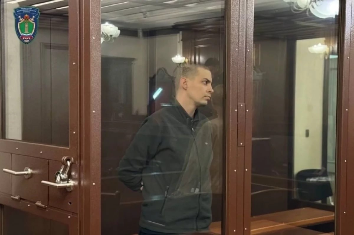 Житель Новокузнецка получил 14 лет колонии строгого режима за госизмену.  Областной суд вынес приговор по делу о госизмене  статья 275 УК РФ  и публичным призывам к осуществлению деятельности, направленной против безопасности государства   статья 280.4 УК РФ .  Подсудимый в 2023 году, используя сеть интернет, призывал к деятельности, направленной против безопасности Российской Федерации. Также он собирал деньги и переводил их в фонд, оказывающий финансовую помощь ВСУ.  По совокупности преступлений путём частичного сложения наказаний окончательно назначено наказание Назарову Ивану Ивановичу в виде 14 лет лишения свободы с отбыванием в исправительной колонии строгого режима, с ограничением свободы на 1 год.