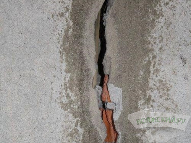 В Волгоградской области почти 100 жителей аварийных домов выбрали деньги вместо квартир В Волгоградской области подвели первые итоги новой программы расселения из аварийного жилья Напомним она действует с октября 2025 года и будет действовать до конца 2027 года Как рассказали Волжский ру в региональной администрации на территории 10 муниципалитетов предстоит расселить 4 5 тысячи человек из 60 тысяч м2 аварийки Программа позволит ликвидировать ветхие дома с угрозой обрушения В Волгограде и Калаче на Дону заключены контракты на приобретение благоустроенного жилья в новостройках для переселенцев ключи от квартир они получат уже в 2026 году Это позволит расселить почти 18 тысячи м2 опасного жилья Тем временем свыше ста жителей Михайловки Жирновска и Суровикино реализовали свое право и выбрали денежную компенсацию вместо предоставления квартир Подробнее на Волжский ру   www volzsky ru index php wx 16 wx2 82474 ВолжскийРу волжский vlz