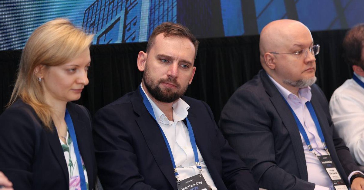 Гендир Everia Life Щекланов:  «К сожалению, у страховщиков жизни до сих пор нет доступа к медданным»  Щекланов, выступая сегодня на InsurtechDay-2025, посетовал на то, что страхование жизни — это практика, которая «продается, а не покупается».   «Клиент не встает с утра с мыслью о том, что ой: пора бы застраховать свою жизнь, пора бы защитить свое здоровье, — рассуждает Щекланов. — Ну и самое главное, что очень часто в России мужики думают, что они бессмертные. Им очень тяжело объяснить, зачем им страхование жизни. И здесь большой вызов для агентов. У нас в основном агенты женщины. Им очень сложно объяснить мужикам, зачем им страхование жизни, особенно на 20 лет. Мы сейчас тестируем эту гипотезу, как AI может помогать агенту лучше и качественнее объяснять необходимость страхования жизни. Потому что в отличие от банковского канала, где сделка совершается за 15-20 минут по страхованию жизни, мы ведем клиента до полутора месяцев, прежде чем он заключает договор».  Подробнее — на сайте АСН.