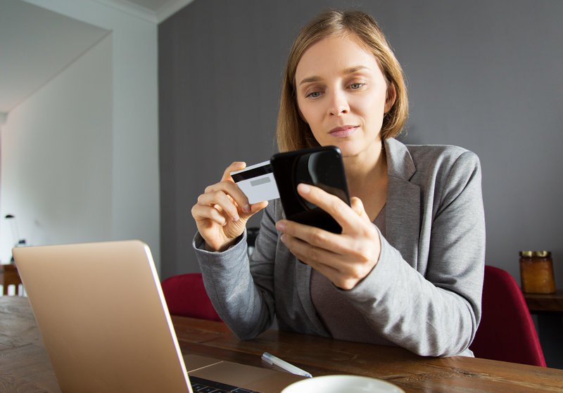 Крупный российский банк заявил об эффективности механизма самозапрета на потребительские кредиты ВТБ оценил эффективность механизма самозапрета на потребительские кредиты ежемесячно новый сервис помогает клиентам сохранять около 300 млн рублей блокируя нежелательные займы и снижая риски мошенничества По состоянию на начало декабря инструментом воспользовались около 5 заемщиков обратившихся за кредитами По прогнозам банка в следующем году показатель сохранится на этом же уровне Об этом в преддверии 16 го Инвестиционного форума ВТБ РОССИЯ ЗОВЕТ сообщил старший вице президент руководитель департамента продуктов розничного бизнеса ВТБ Алексей Охорзин Механизм самозапрета введенный с 1 марта 2025 года позволяет россиянам самостоятельно ограничивать выдачу новых потребительских кредитов дистанционно через портал Госуслуги или в МФЦ Запрет не распространяется на ипотечные автокредиты и образовательные займы Подробнее здесь