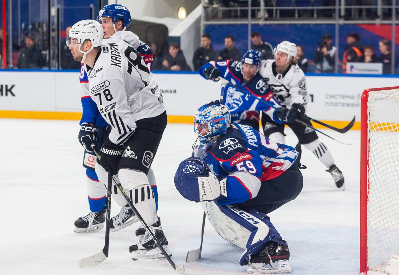 Трактор разгромил Ладу в Тольятти со счетом 6 1 Челябинский Трактор уверенно продолжил выездную серию обыграв тольяттинскую Ладу Матч 25 декабря завершился со счетом 6 1 в пользу гостей Хотя хозяева открыли счет уже на первой минуте дальше на льду доминировали только черно белые Еще в первом периоде Трактор ответил тремя шайбами подряд и ушел на перерыв с комфортным преимуществом Дублями отметились Егор Коршков и Джошуа Ливо По шайбе забросили Андрей Светлаков и Виталий Кравцов который продолжает погоню за рекордом клуба по набранным очкам в КХЛ Эта победа стала второй подряд на выезде До конца года Трактору предстоят еще два сложных матча 27 декабря в Казани с Ак Барсом и 29 декабря в Магнитогорске с Металлургом