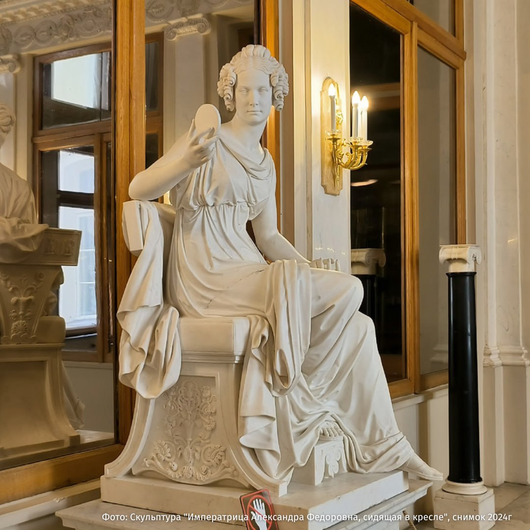 В Эрмитаже посетитель повредил статую императрицы Александры Фёдоровны мужчину задержали на месте Об этом сообщили в пресс службе музея Смотритель Эрмитажа обнаружила повреждения на пальце статуи на Октябрьской лестнице Зимнего дворца Служба безопасности музея отследила по видео с камер наблюдения что ущерб нанёс посетитель ещё не покинувший территорию Нарушителя задержали охранники Мужчина повредил реставрационный элемент пальца оригинальная деталь была утрачена во время Великой Отечественной войны РЕН ТВ в Telegram в MAX