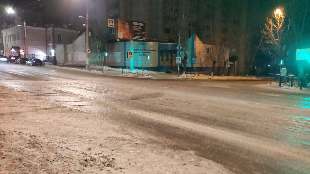 А в Чите всё стабильно. Гололед видимо стал уже визитной карточкой города.  Но зато у нас теперь есть мэр!  Проезжую часть и тротуары нескольких читинских улиц спустя сутки не полностью почистили, они так и остались во льду.  «Прошло больше суток после образования катков на дороге и тротуаре улицы Столярова. Дорогу чистили, правда получилось не очень. Перекресток с Ленина покрыт льдом. Тротуары очищены только около торговых точек. Коммунальные службы даже песком не посыпали лёд», — говорится в сообщении.   ZAB.RU