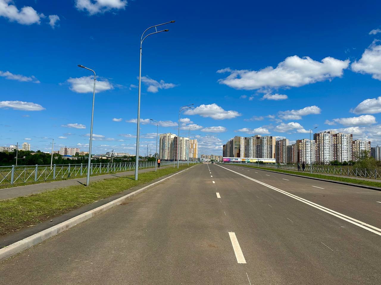Сразу две крупные дорожные стройки идут в Оренбурге. Оба объекта в перспективе разгрузят важные городские магистрали, которые сейчас в часы пик плотно заняты. Первый объект – дорога-дублер улицы Чкалова протяженностью 6,7 км с двумя полосами движения в каждую сторону. Она соединит улицу Степана Разина и Загородное шоссе. Строительство началось в 2023 году. В этом году работы идут сразу на четырех участках новой трассы, готовность объекта – более 70%. Строительство должно быть завершено до конца года, полноценное движение по дублеру запустим в 2026-м. Второй объект – транспортная развязка на перекрестке улицы Гаранькина и Загородного шоссе. На сегодня выполнено 20% от общего объема работ. В перспективе планируем расширить въезды на кольцевое пересечение, съезды на улицу Гаранькина и на обход микрорайона «Ростоши». Объект должен быть готов до конца этого года. Региональный минстрой доложил, что на сегодняшний день все работы идут по графику. В ближайшее время лично проверю, как продвигается строительство этих важных объектов.