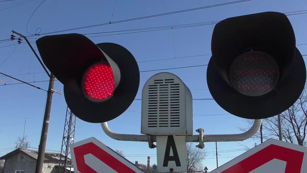 Два человека погибли в ДТП на переезде в Орловской области, движение поездов восстановлено