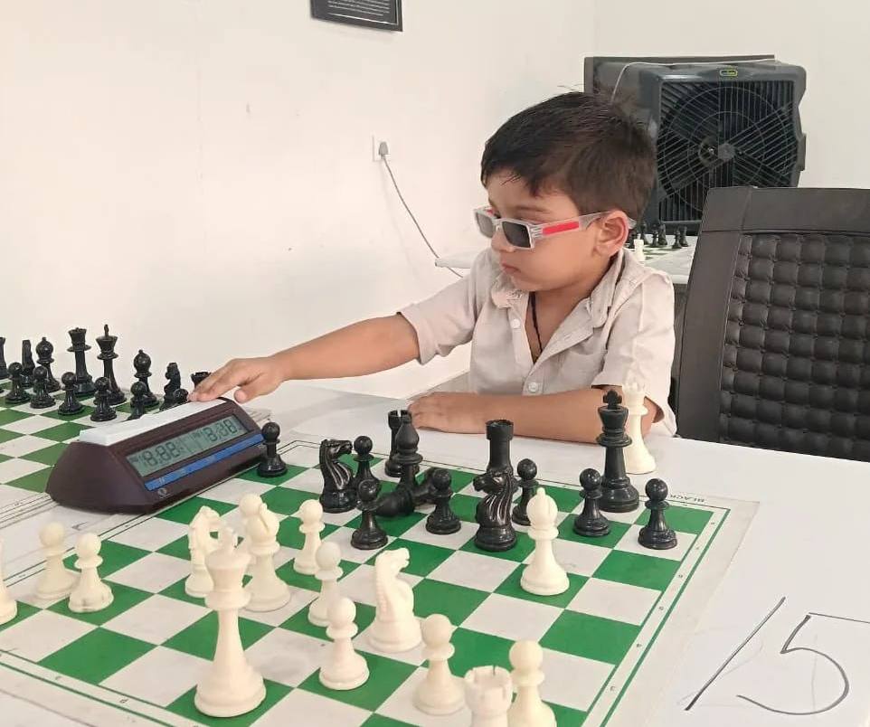 Трёхлетний мальчик из Индии стал самым молодым игроком в истории шахмат получившим официальный рейтинг Международной федерации шахмат FIDE Рекордсмену всего 3 года и 7 месяцев сообщает The Guardian Прошлому обладателю рекорда было 3 года и 8 месяцев и он тоже из Индии Для получения официального рейтинга FIDE детсадовец обыграл троих соперников с таким же рейтингом Родители маленького шахматиста уверены их сын станет гроссмейстером Подписаться на truekpru Читать нас в MAX