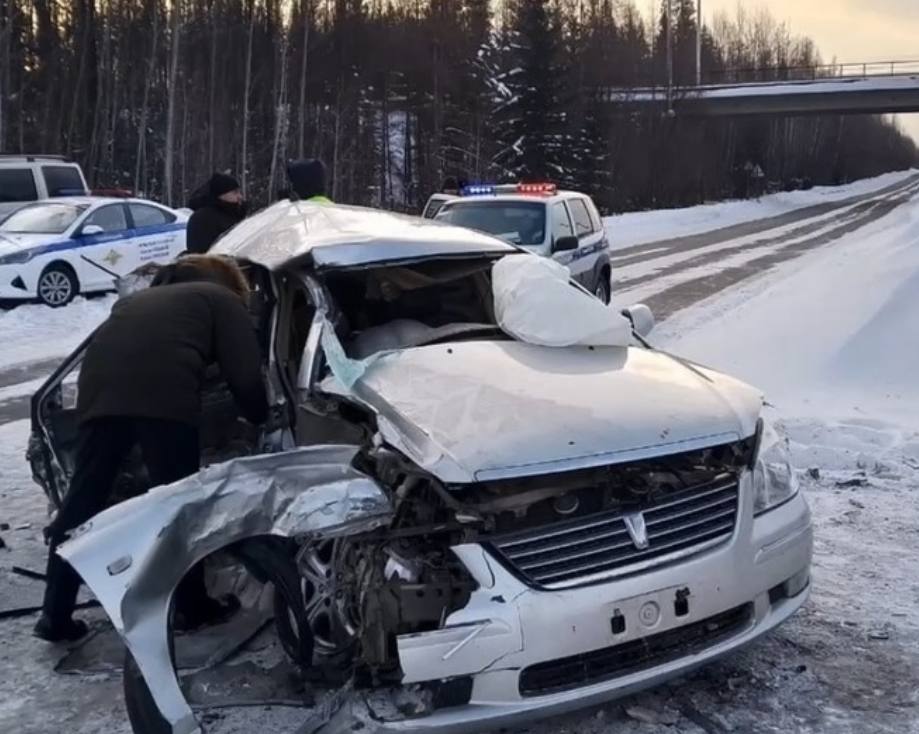 Сегодня утром на промплощадке ЛПК под Усть-Илимском произошла авария, в результате которой погиб водитель. Об этом сообщает пресс-служба ГАИ Иркутской области.  По предварительным данным, 32-летний водитель Toyota Premio, направлявшийся из района Карточного завода в Усть-Илимск, столкнулся с КамАЗом, который поворачивал налево с правой обочины. Водитель иномарки скончался на месте происшествия, а пассажир легкового автомобиля был госпитализирован.  В ходе проверки выяснилось, что погибший водитель был лишён прав в 2022 году. В настоящее время проводится дальнейшее расследование.    Хотите чем-то поделиться? Присылайте фото и видео нам   Лучшее опубликуем!