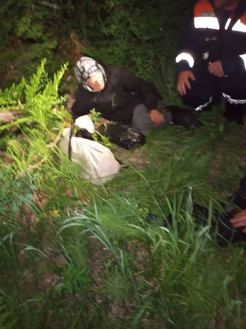 Две пенсионерки пошли за черемшой и провели в лесу 5 дней. Женщины заблудились в лесу под селом Весёлые Ключи ещё 16 июня. Они ушли собирать черемшу и не вернулись. Родные забили тревогу и вызвали спасателей. Нашли женщин только через пять дней. Всё это время 80-летняя и 66-летняя бабушки были без еды, воды и связи. К счастью, обошлось без серьезных травм и проблем со здоровьем. Фото: КГКУ «Спасатель» Подписаться Прислать новость