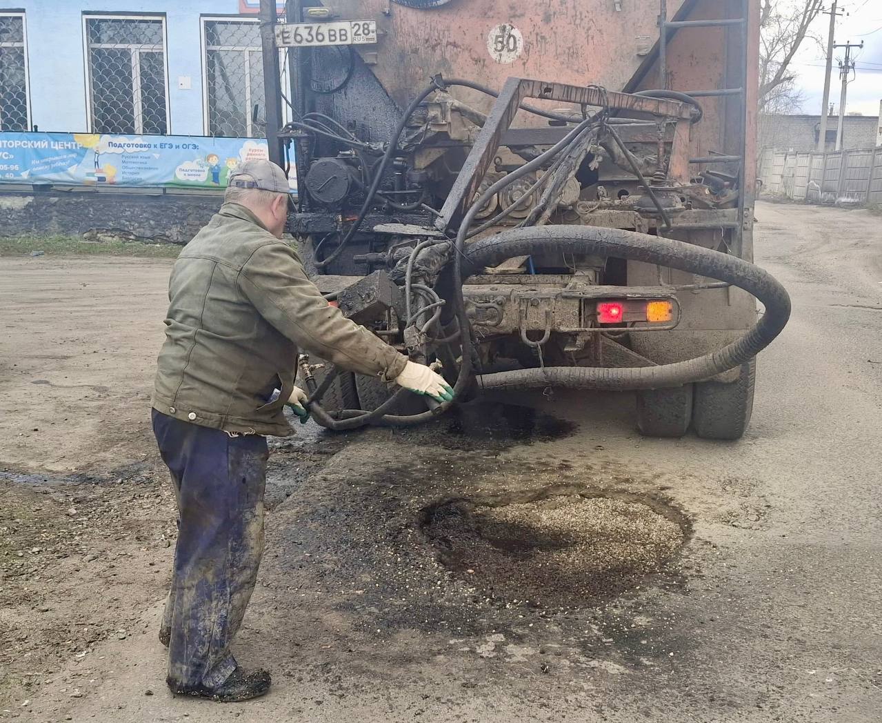 В Белогорске идет ямочный ремонт дорог. 4 мая «Автодорсфера» начала заделывать выбоины по ул. Коммунальная. — Вчера восстановили 5 кв. м. дорожного полотна, — рассказал главный инженер «Автодорсферы» Андрей Тихачев. — На это было направлено около 250 кг щебня и около 150 кг битумной эмульсии. Сегодня продолжили работать по этой же улице. Восстановлением поврежденных участков, выбоин методом пневмонабрызга занимается бригада из двух человек с помощью спецмашины. В сезоне ямочного ремонта будут отремонтированы участки дорог по всему городу. Недолгие перерывы в работе возможны из-за неблагоприятных погодных условий. После ул. Коммунальная бригада будет выполнять ямочный ремонт по ул. Никольское шоссе от ул. Авиационной в сторону ул. Базарная, пер. Товарный, ул. Партизанская, ул. Кирова, ул. Набережная, ул. 50 лет Комсомола.