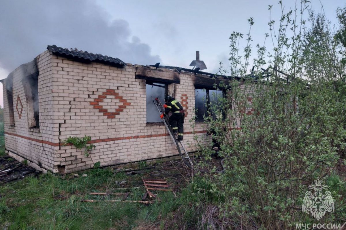 В деревне Ивановского региона на пожаре погиб 58-летний мужчина Накануне в деревне Щекотиха Юрьевецкого района загорелся частный дом. ↗ Прислать новость Подписаться