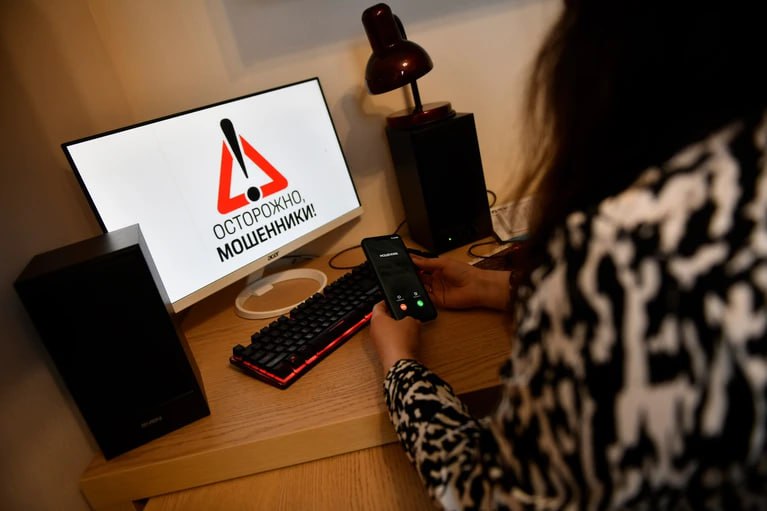 Мошенники крадут деньги россиян, обещая оформить шенгенскую визу Теперь аферисты сделали ставку на россиянах, которые хотят выехать за рубеж, но испытывают сложности с оформлением визы из-за сложившейся геополитической ситуации, рассказал эксперт Денис Калемберг. Мошенники сориентировались и придумали оригинальную систему обмана: После подачи документов в визовый центр человеку звонит представитель посольства, чтобы уточнить деталь или снять вопрос по документам; Для того, чтобы подтвердить данные, необходима простая электронная подпись - код из смс, который может быть инициирован с любой площадки; Затем россиянину приходит уведомление о том, что был вход в его аккаунт "Госуслуг"; Человек в панике перезванивает, а далее уже действует стандартный скрипт — попытка финансирования терроризма, чтобы ее прекратить, необходимо набрать в банках кредитов и направить средства на безопасный счет.