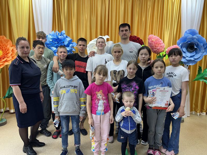 В Нанайском и Ванинском районах полицейские и общественник поздравили воспитанников подшефных детских домов с Днем защиты детей В рамках встречи полицейские провели с детьми профилактическую беседу и напомнили им о правилах безопасности, о том, как следует себя вести на улице и на проезжей части. Пожелали ребятам крепкого здоровья, хорошего настроения, активных и запоминающихся каникул. #ПолицияХабаровскогокрая #МВД27