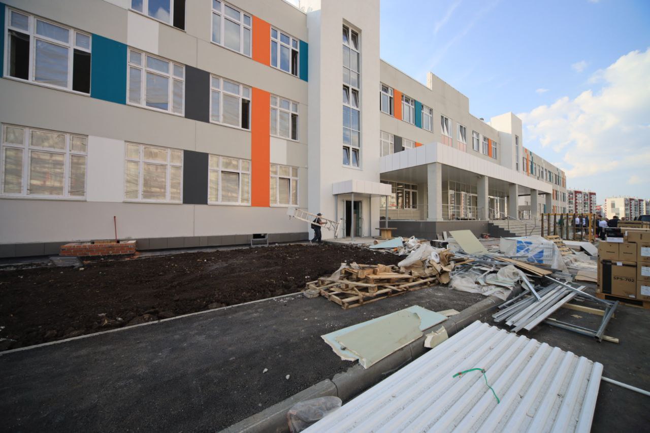 Тринадцать новых объектов здравоохранения появилось на Южном Урале в прошлом году По проекту Продолжительная и активная жизнь в прошлом году в Челябинской области были введены в эксплуатацию 13 объектов здравоохранения Из них 10 ФАПов построены и введены в эксплуатацию в 2025 году Объекты находятся в Ашинском Брединском Красноармейском Сосновском муниципальных округах Две больницы построены в Карталах и Миньяре одна поликлиника в Саткинском муниципальном округе Такие данные на пресс конференции в медиахолдинге Гранада Пресс озвучил Юлий Элбакидзе министр строительства и инфраструктуры Челябинской области В рамках национального проекта велось строительство хирургического корпуса районной больницы в Нязепетровске Ввод эксплуатации объекта планируется в первом квартале 2026 года Идет строительство поликлиники в селе Миасском Объект также планируется закончить в первом квартале 2026 года уточнил министр eugenejut