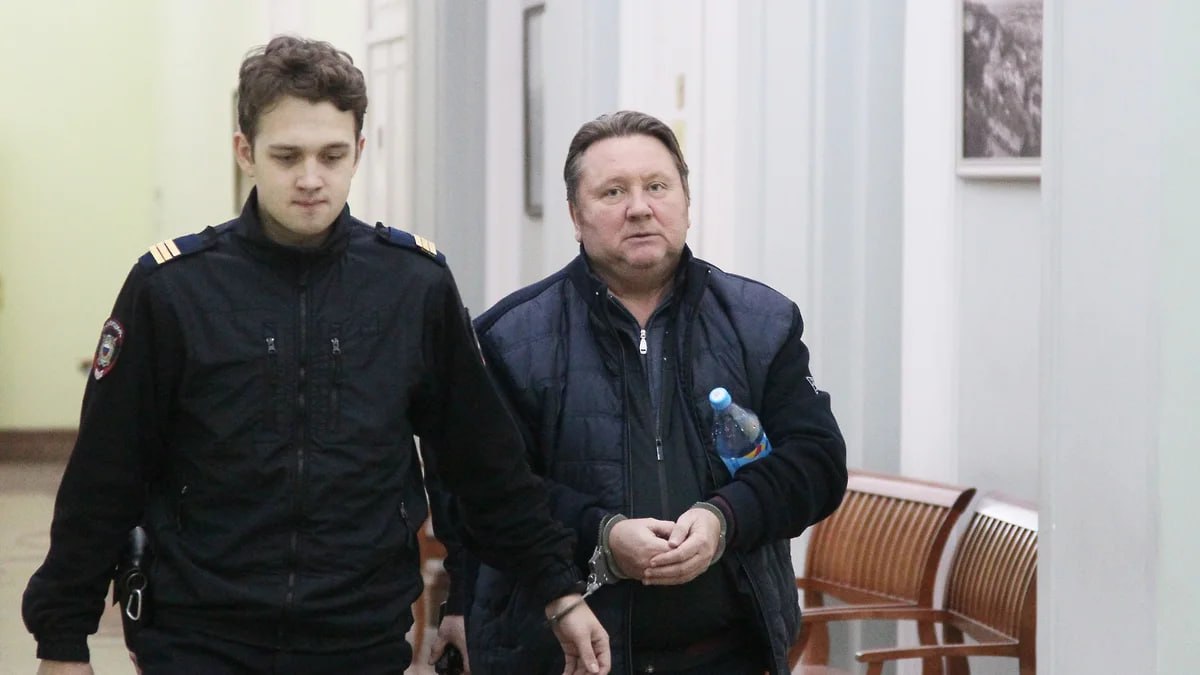 Недвижимость и арендный бизнес Дмитрия Дзепы отобрали в доход государства Нижегородский райсуд обратил в доход государства более 30 зданий, помещений и земельных участков в Нижнем Новгороде и Красных Баках. Также с коммерсанта и восемь ООО решено солидарно взыскать 169,2 млн руб. в счет стоимости недвижимости, проданной в 2010-2013 годах и 452,6 млн руб. дохода от аренды помещений. По мнению прокуратуры, недвижимое имущество Дмитрий Дзепа получил нечестным путем за счет своих связей, влияния и «коррупционного поведения» при исполнении инвестконтрактов, заключенных с администрацией Нижнего Новгорода с 1997 года. Коммерсант доказывал, что эти доводы голословны, так как он работал управляющим делами администрации в 2002-2005 годах и в этот период не приобретал никакого муниципального имущества. По мнению ответчиков, прокуратура бездоказательно «собрала в кучу» все имущество Дмитрия Дзепы, нажитое им за 28 лет. Решение суда адвокат Ольга Краснова назвала «испанским стыдом», пообещав обжаловать его вплоть до Верховного суда. Фото: Роман Яровицын, Коммерсантъ Подписывайтесь на «Ъ-Приволжье» Оставляйте «бусты»
