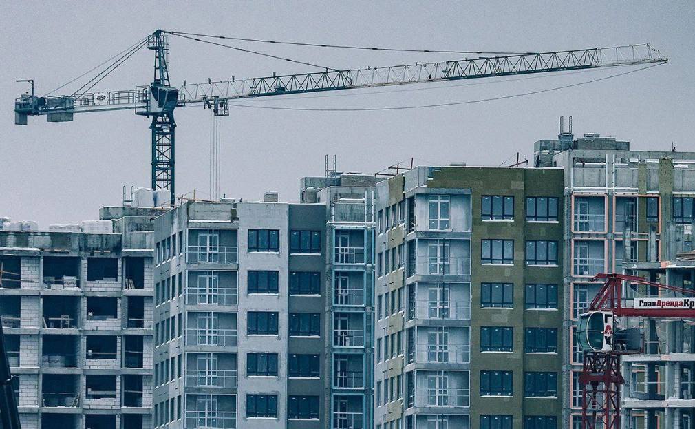 В Минфине ожидают снижение ставок по ипотеке на 4 5 п п в 2026 году Минфин повысил прогноз выдачи ипотеки в 2025 году до 4 трлн руб вместо ожидаемых 3 8 трлн руб и ожидает примерно такой же объём в 2026 м Как сообщил замглавы Минфина Иван Чебесков на форуме Domclick Digital Day сейчас выдачи растут из за увеличения доли рыночной ипотеки и изменений в семейной программе На фоне снижения ключевой ставки в 2026 году рыночные ставки по ипотеке могут снизиться на 4 5 п п ипотека Фото Андрей Любимов РБК Читать РБК Недвижимость в Telegram