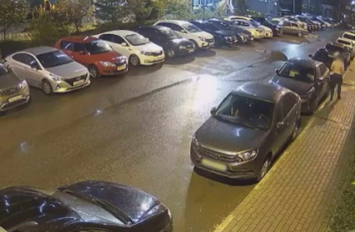 Полиция задержала липчанина, повредившего две машины в "Елецком"     В полицию Липецка обратились двое горожан, которые сообщили о повреждении их автомобилей. Они пояснили, что машины находились на стоянке у дома на улице Осканова в микрорайоне «Елецкий». Общая сумма нанесённого ущерба превысила 85 тысяч рублей.  ↗  Прислать новость   Подписаться
