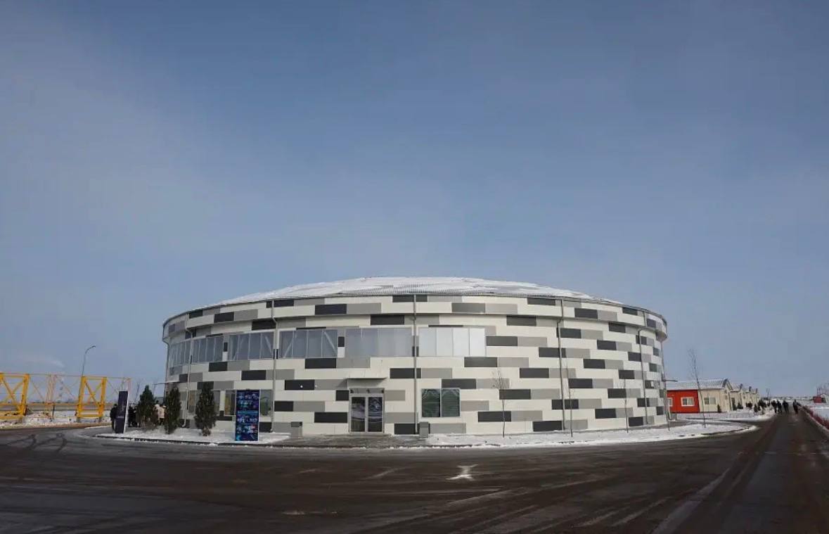 Форум центр отрылся на площадке Юного ястреба в Волгоградской области Это новое купольное строение площадью 1 5 тыс кв м рассчитано на тысячу гостей и оснащено самым современным оборудованием Первым мероприятием в нем станет подведение итогов военно спортивных фиджитал игр Код Победы Сталинградский вызов Авиационно спортивный клуб Юный ястреб и оборонно спортивный лагерь Авангард в Среднеахтубинском районе очень активно развиваются в последние годы Интересные смены знаменитые гости соревнования высокого уровня и современная материально техническая база это все значительно повышает престиж патриотического воспитания молодежи нашего региона Правильное вложение средств