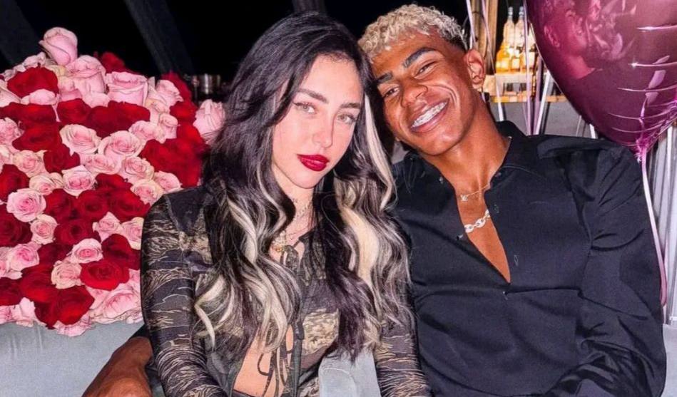 Семья Ямаля не приняла его девушку 18 летней звезде Барселоны пришлось расстаться с 25 летней певицей Ники Николь поскольку она не понравилась его отцу Он велел сыну больше с ней не встречаться в семье Ямаля женщины играют второстепенную роль родители в разводе Отец считает что Ямалю стоит больше заботиться о своей карьере чем о личной жизни В сети и вовсе гуляют различные версии внезапного расставания молодой пары одни считают что на Ямаля повлиял не отец а его бабушка другие и вовсе полагают что из за неудачного периода в Барселоне испанцу позвонил аж сам Месси который и посоветовал ему сосредоточиться на футболе Противоположный лагерь выдвинул и третью версию мол это сама Николь бросила Ямаля потому что он был плох в постели у форварда хронические боли в паху Так или иначе расставание положительно повлияло на обоих Ямаль отличился в первом же матче за Барселону против Эльче а Николь появилась в новом платье на шоу Тини где исполнила свой хит Blackout Остается лишь непонятным с кем будет жить Ямаль в своем новом роскошном особняке за 11 млн