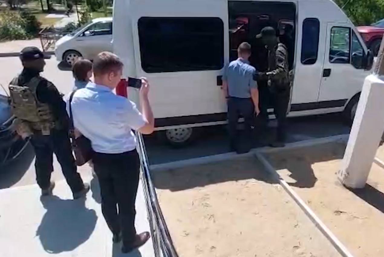 Офицеры СОБР «Вектор» Росгвардии и полицейские задержали заместителей главы Дубовского района Волгоградской области По материалам следствия, чиновники решили обновить свои рабочие кабинеты за счет средств, выделенных школам и детским садам. С 2022 по 2024 годы они давали распоряжения директорам заключать договоры на поставку мебели, оргтехники и мобильных телефонов в учреждения. На самом деле указанные товары отправлялись в кабинеты задержанных. Ущерб превысил 1,5 млн рублей. Возбуждено уголовное дело по факту превышения должностных полномочий. #Росгвардия #ЮжныйОкруг #СОБР #Волгоград