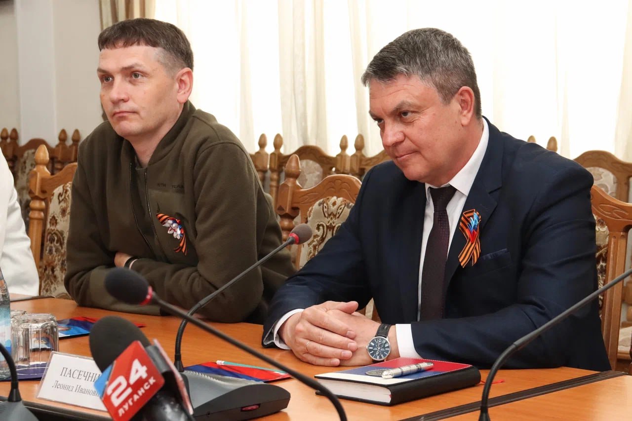 Глава ЛНР провел встречу с сопредседателем Всероссийской ассоциации развития местного самоуправления В мероприятии также приняли участие руководитель Администрации Главы республики Алексей Самойлов, врип главы города Луганска Яна Пащенко и исполнительный директор Ассоциации «Совет муниципальных образований Луганской Народной Республики» Владимир Поляков. В ходе встречи Глава республики уделил особое внимание важности системной работы на местах. – Очень важна слаженная командная работа. Никто не знает лучше ситуацию на земле, чем сами главы муниципалитетов. Я твердо верю, что системность поможет нам оперативно локализовать, а значит и решать любой вопрос. В решении возникших задач важно обращаться к истокам, находить корень проблемы, чтобы в дальнейшем не возвращаться к этому вновь, – сообщил Глава республики. Сопредседатель Всероссийской ассоциации развития местного самоуправления Галина Данильченко отметила личную включенность главы республики в вопросы на местах и сообщила о намерении продолжать тесное сотрудничество с депутатами муниципалитетов. – Мы видим, какую сложную работу проделываете вы лично и главы муниципалитетов в частности. На сегодняшний день, одна из самых главных задач для нас – это наладить сотрудничество и ознакомиться с работой местного самоуправления в вашем регионе, – сказала Галина Данильченко. В конце встречи Галина Данильченко от имени ВАРМСУ вручила Леониду Пасечнику и Алексею Самойлову награды за весомый вклад в развитие местного самоуправления. Фото: Оксана Чигрина
