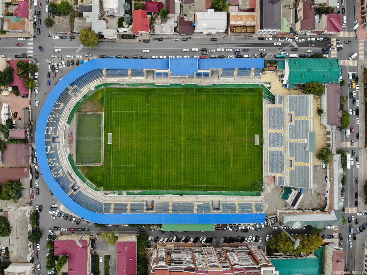 Стадион Динамо ждет возрождение глава региона пообещал вернуть арене статус спортивного центра Махачкалы Во время прямой линии Сергею Меликову поступил вопрос от старожила из Махачкалы дедушки Курбана Когда я был маленьким мы играли в футбол консервными банками Через забор смотрели за игрой махачкалинского Динамо и мечтать не могли что наша команда будет играть в высшем дивизионе Сейчас клуб с большой историей снова радует Я вожу внука в Академию современные площадки условия Есть ли какая то программа чтобы не только самые маленькие ребята из Махачкалы и Каспийска могли заниматься в современных условиях на стадионе Динамо Через забор на стадион сам лазил поэтому примерно понимаю интересы дедушки Курбана Это еще и ностальгия по тому стадиону который на самом деле был для махачкалинцев таким я бы даже сказал культурным центром притяжения Потому что на этом стадионе не только итоги матча обсуждались но и семейные проблемы и какие то другие истории из личной жизни На самом деле этот стадион для махачкалинцев является таким памятником Недавно специалисты провели обследование стадиона и сегодня мы точно знаем он не аварийный и может быть восстановлен Мы начинаем новый этап проработки проекта чтобы вернуть стадиону Динамо полноценный спортивный статус Хотим чтобы здесь снова проходили крупные соревнования в том числе матчи с участием команд высшего дивизиона ответил Меликов