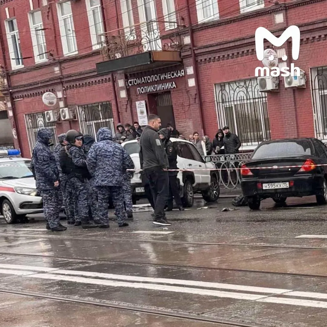 239 тысяч рублей проиграл на ставках и пытался вернуть Руслан Л который взял в заложницы сотрудницу букмекерской конторы во Владикавказе По данным Mash эти деньги он взял у родственников на лечение Как нам стало известно недавно врачи диагностировали у мужчины проблемы с селезёнкой Несколько раз он был прооперирован После использовал этот кейс для обмана близких попросил у них деньги на лекарства а сам сли их на ставки Несколько дней провёл в букмекерской конторе он буквально оттуда не выходил Ставить на спорт начал несколько лет назад первый раз зарегистрировался в одной из БК в 2017 году Тогда он ещё работал помощником футбольного судьи На днях он проиграл 239к В 6 утра пришёл в БК на улице Кирова с ружьём в сумке которое зарегистрировано на его отца показал и намекнул что использует его Позже пришёл с ножом и потребовал чтобы ему вернули проигранные деньги Когда на место приехали правоохранители взял сотрудницу в заложники Сейчас она и Руслан находятся в больнице Не грузят фото и видео Читайте нас в MAX