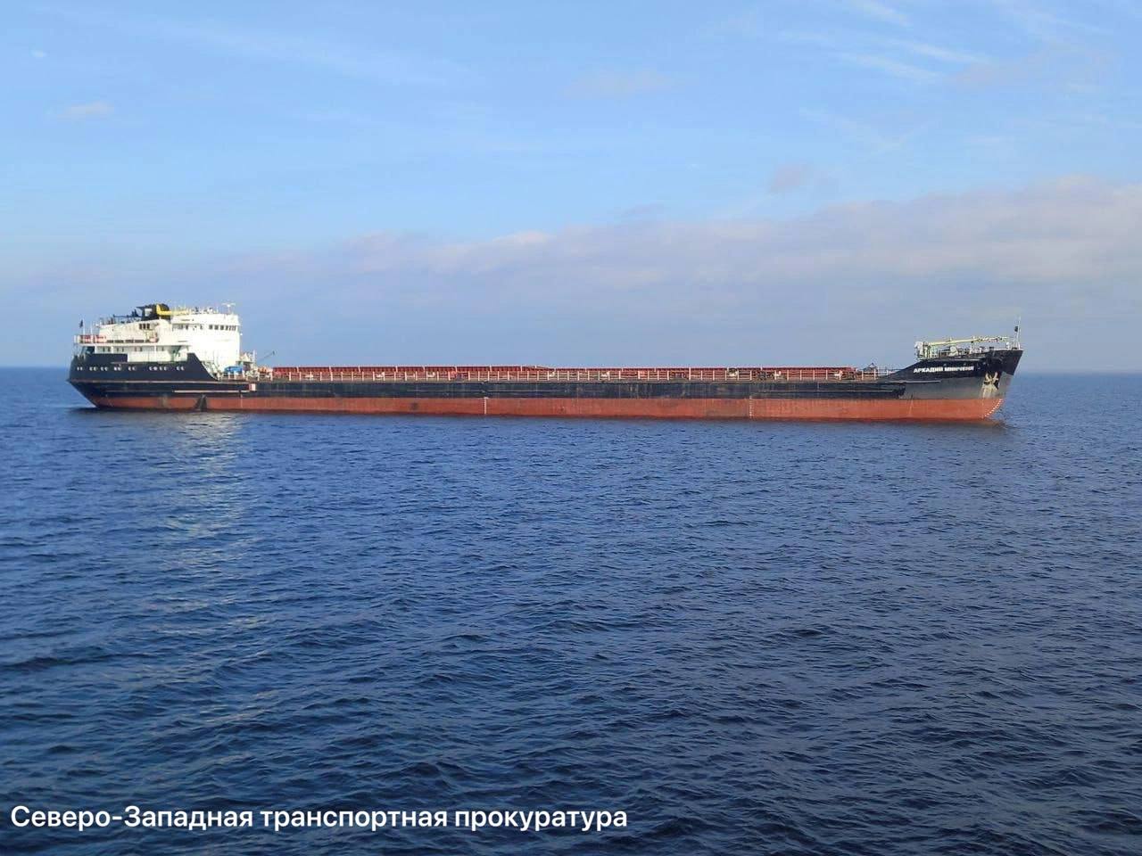 Возле Шлиссельбурга на мель село грузовое судно Аркадий Минченя Проверку начала транспортная прокуратура Разлива нефтепродуктов не произошло Аркадию вернули движение силами экипажа Год назад это же судно напугало петербуржцев в акватории в районе Рыбацкого проплыв боком по течению fontankaspb