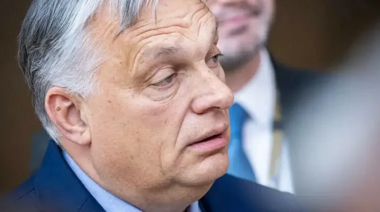 Орбан признался что после поражения на выборах борется с усталостью болью и пустотой Виктор Орбан сообщил что сейчас переживает тяжелый период после поражения на выборах и не знает что будет дальше передает ArbatMedia В интервью он признался что переживает сложные эмоции и пытается справиться с внутренним состоянием которое описал как усталость боль и пустоту В моей жизни возможно время от времени я и уставал но сейчас после поражения я вдруг не постарел а почувствовал себя каким то молодым то есть вся эта боль высвободила во мне огромное количество энергии и не мне решать что делать дальше Смогу ли я в своей жизни получить еще какое то счастье помимо семьи или силу амбиции вдохновение этого я пока не знаю потому что сейчас как я уже сказал я борюсь с усталостью или с болью и с пустотой рассказал в интервью уходящий премьер Венгрии Прислать новость