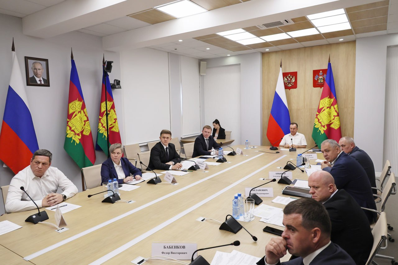 Вениамин Кондратьев За последние шесть лет в крае благоустроили более 1400 парков и скверов Реализацию регионального проекта Формирование комфортной городской среды который с 2025 года вошел в нацпроект Инфраструктура для жизни обсудили на заседании межведомственной комиссии Участие в совещании приняли вице губернатор Евгений Пергун врио министра ТЭК и ЖКХ Вячеслав Шапошник руководители профильных министерств и ведомств главы муниципалитетов За последние шесть лет благодаря нацпроекту мы обновили и создали более 1400 парков и скверов по всему краю В текущем году приведем в порядок еще 103 территории на это выделили 3 9 миллиарда рублей Нацпроект реальная возможность сделать жизнь людей комфортнее и лучше Парки скверы очень востребованные места куда приходят семьи с детьми молодежь и люди старшего поколения чтобы отдохнуть и провести время Поэтому зеленые зоны во всех городах и районах должны быть удобными и красивыми Хочу особо подчеркнуть что все проекты благоустройства необходимо разрабатывать вместе с людьми учитывать их мнение и запросы сказал Вениамин Кондратьев Читайте нас в МАХ