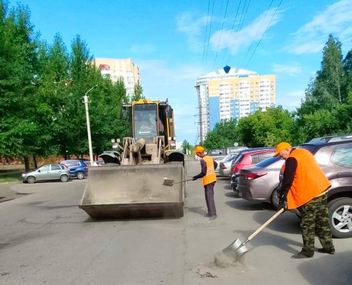 МБУ «Автодорстрой» проводит работы по летнему санитарному содержанию улично-дорожной сети Дорожные бригады МБУ «Автодорстрой» проводят работы по очистке улично-дорожной сети от грунтового наноса и смета. Сегодня, 1 июля, очистка обочин дорог от грунтового наноса проводится на улицах Гущина от Малахова до дома № 153, Телефонной от Восточной до Юрина, Новосибирской от администрации до Нахимова, проспектах Ленина, Калинина, Космонавтов, Дзержинского и на других участках улично-дорожной сети. Всего на сегодняшний день с начала сезона с улиц города вывезено 9 368 метров кубических грунтового наноса и смета. На дорогах и тротуарах города в дневную смену на санитарной очистке работают 108 дорожных рабочих и 40 единиц техники.