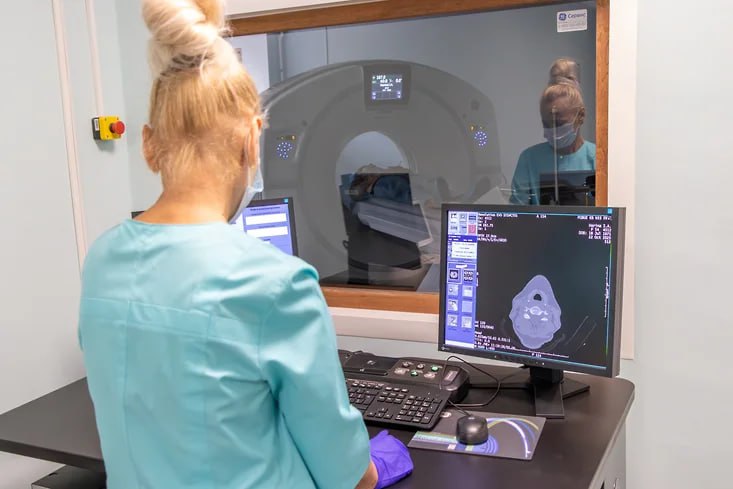 Число компаний в сфере медицины вернулось к допандемийным значениям За год в России появилось 8 7 тыс частных медицинских компаний это на 7 больше год к году В основном сектор растет за счет небольших клиник а новых объектов площадью более 1 тыс кв м за год на рынке появилось всего 20 причем открыли их уже действующие крупные игроки jkinvest news jkinvest