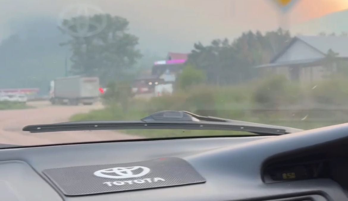 В Бурятии со вчерашнего дня тушат пожар в СНТ В Иволгинском районе Бурятии прокуратура проводит проверку в связи с лесным пожаром вблизи СНТ «Лесовод». Он возник еще вчера днем, но работы по его тушению продолжаются до сих пор. Известно, что причиной его возникновения стало неосторожное обращение с огнём. Возгорание находится под контролем, для этого задействованы все необходимые службы. Прямой угрозы жилым домам нет. На тушении работают 40 человек. Задействовано девять автоцистерн и два бульдозера. Ещё 10 человек лесной охраны прибудут из Мухоршибирского района. #Бурятия Подробнее в Номер один Сообщить нам свою новость можно по кнопке: Письмо в редакцию