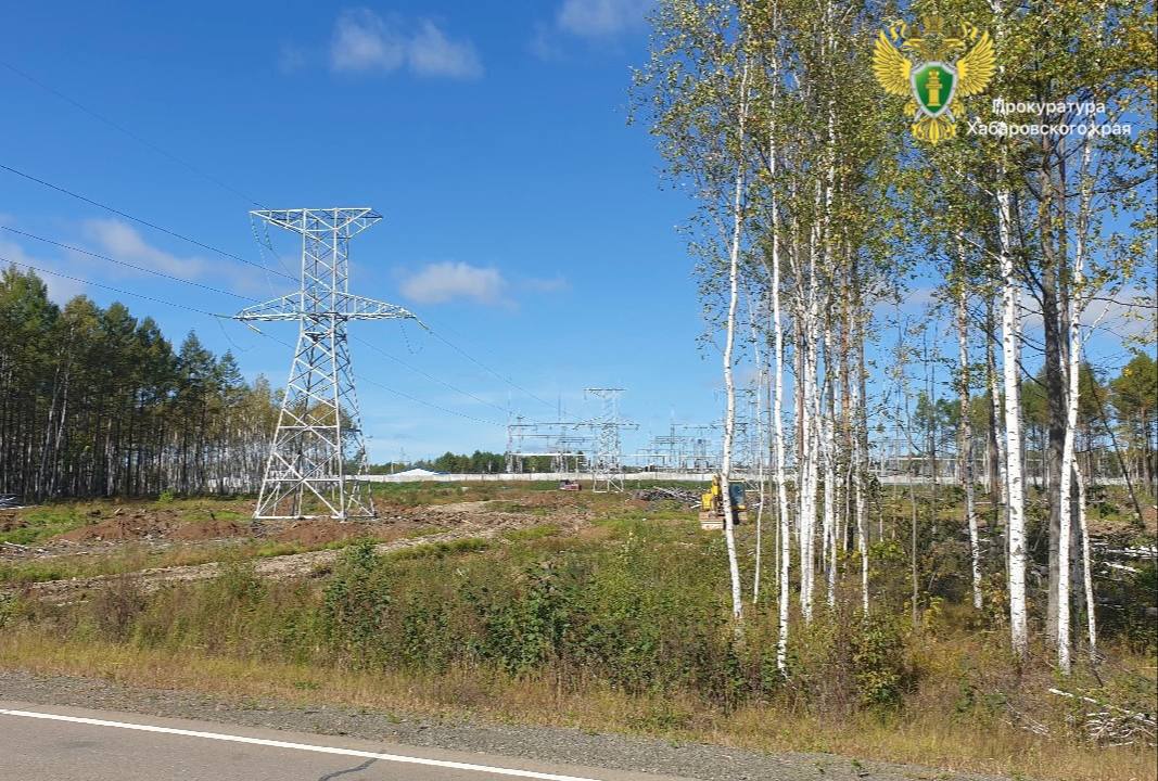 Предпринимателя осудят за гибель пьяного электрика В декабре 2024 года предприниматель осуществляющий деятельность по производству электромонтажных работ принял на работу по срочному договору электромонтера линейщика в село Селихино Комсомольского района При этом вопреки требованиям закона меры к обеспечению безопасности на рабочем месте коммерсант не принял соответствующие обучение и инструктаж с работником не проводился 15 декабря 2024 года спустя всего несколько дней после заключения трудового договора обвиняемый допустил к работе электрика в состоянии алкогольного опьянения Поднявшийся на опору линии электропередач для проведения монтажных работ мужчина не удержался и с трехметровой высоты упал на землю ударившись головой об опору От полученных повреждений 41 летний потерпевший скончался на месте В отношении 39 летнего предпринимателя возбудили уголовное дело по ч 2 ст 143 УК РФ нарушение требований охраны труда повлекшее по неосторожности смерть человека Следствие завершено Уголовное дело с утвержденным обвинительным заключением направлено в суд для рассмотрения по существу Вину обвиняемый признал возместил супруге погибшего причиненный ущерб Читать KOMSAGRAM в Telegram Читать KOMSAGRAM в MAX Прислать новость