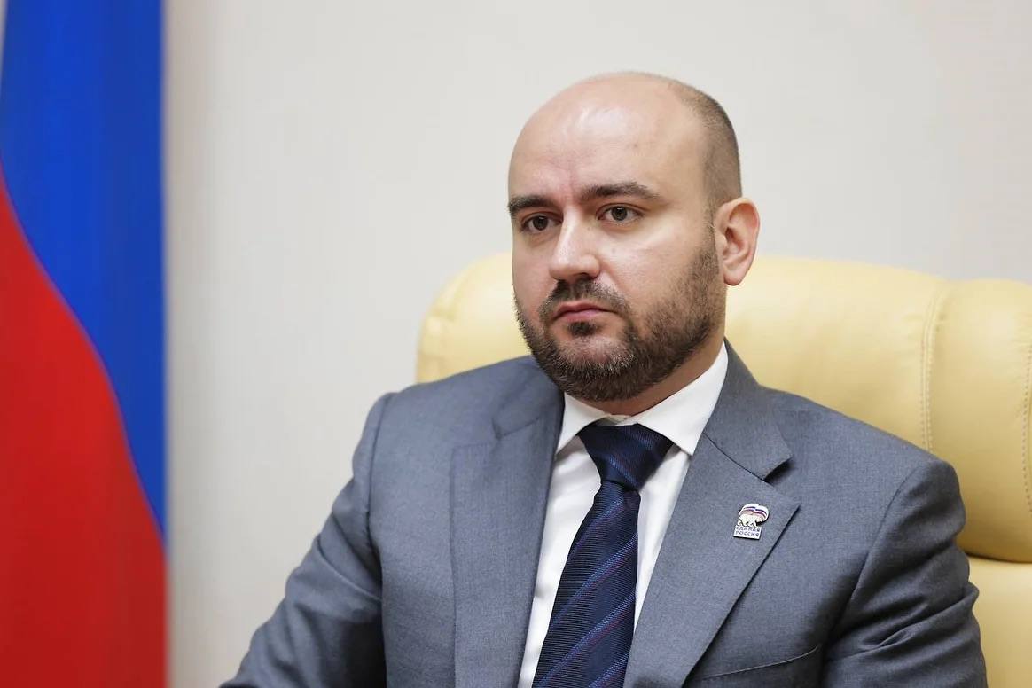 Самарский губернатор призвал не доверять фонду Оплот Григора Гарибяна Губернатор Самарской области Вячеслав Федорищев сообщил о расширении практики личного общения с жителями региона На прошлой неделе он получил около 320 обращений каждое из которых будет рассмотрено В ходе работы с обращениями выявлены новые факты Подписчик сообщил что некоторые лица выдавая себя за друзей губернатора собирают важную информацию и пытаются получить государственные подряды с помощью мошеннических схем Эти люди прикрываются фондом Оплот якобы созданным по поручению главы региона Однако Вячеслав Федорищев подчеркнул что фонд может использоваться для противоправной деятельности Губернатор призвал жителей региона сообщать о случаях связанных с фондом Оплот Григором Гарибяном или Николаем Кириллиным Он подчеркнул что эти лица не имеют отношения к команде развития Самарской области kommersant volga