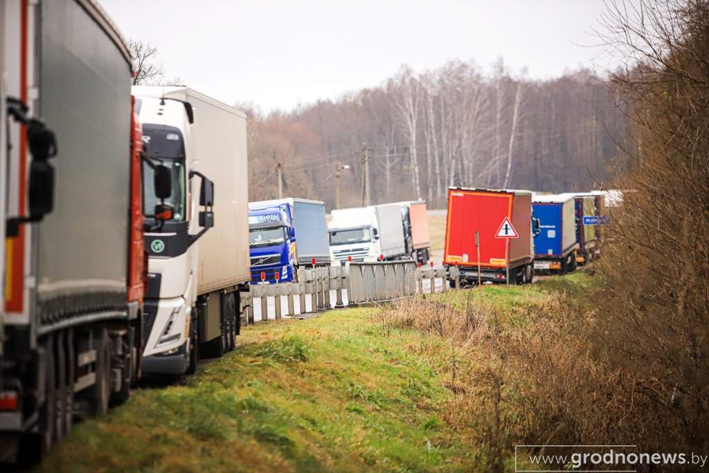 За сутки очередь легковушек на въезд в Польшу выросла с 533 до 687 единиц    Скопление легковых авто на въезд в Польшу увеличилось на 20%. Перед польским Тересполем  Брест  находятся более 680 легковушек и 17 автобусов.   Самым загруженным направлением на въезд Евросоюз для фур остается литовское — 610 авто.    Перед Мядининкаем  Каменный Лог  и Шальчининкаем  Бенякони  скопилось 170 и 440 грузовиков.   Перед латвийским погранпереходом Патерниеки  Григоровщина  фиксируется более 430 единиц грузового транспорта     Поддержать канал бустами   Inst  TikTok  ВК  OK  FB