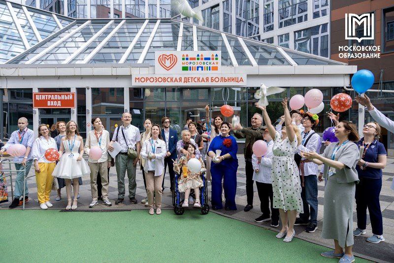 Выпускные в госпитальных школах проекта «УчимЗнаем» прошли в десятый раз  Торжественные вечера устроили прямо в медцентрах, где ребята проходят лечение и продолжают учиться, несмотря ни на что.   Для выпускников выступили известные артисты, в числе которых ST и Антон Токарев, а госпитальные педагоги подготовили творческие номера.  Самым трогательным моментом стали видеопоздравления от одноклассников из родных школ со всей России.    — чтобы поддержать и поздравить выпускников!    Московское образование