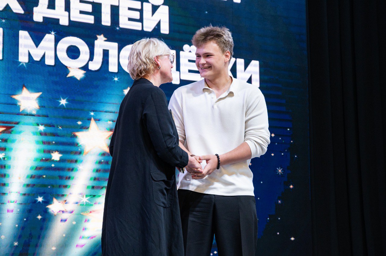 В молодёжном центре «Победа» прошла вторая часть церемонии награждения талантливой молодёжи. Благодарственные письма вручили 135 одарённым детям — призёрам олимпиад, а также других всероссийских и региональных конкурсов. Особой благодарности заслуживают учителя и наставники ребят. Они вкладывают свои силы и знания в развитие молодых талантов. Новости Домодедова Подписаться