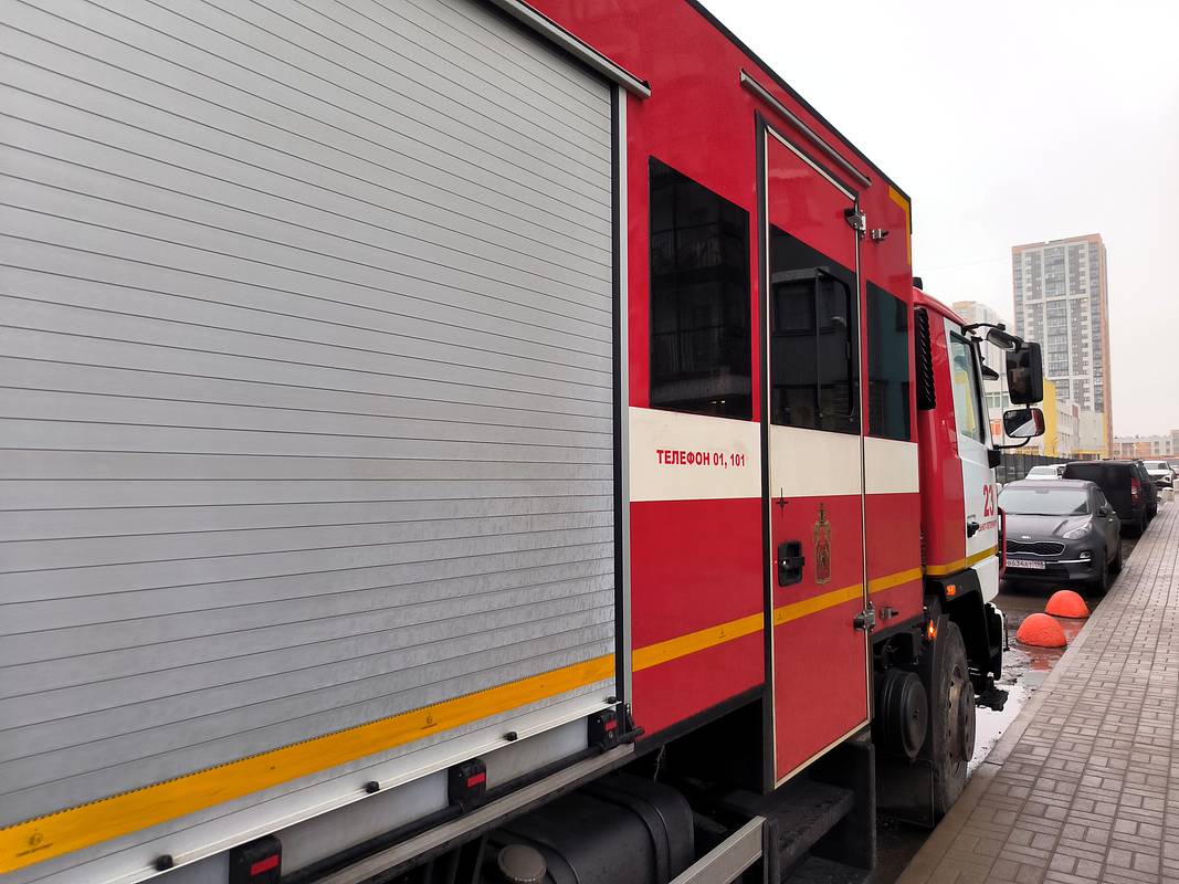 Возгорание произошло в Курчатове на территории Курской АЭС Об этом сообщает РЕН ТВ со ссылкой на пресс службу станции Загорелся трансформаторный блок который не относится к атомной станции говорится в сообщении Уточняется что он был разгружен на 30 процентов и сейчас электричество в населенном пункте работает в штатном режиме Пожарные занимаются ликвидацией пламени Отмечается что сейчас угроза безопасности отсутствует Что стало причиной возгорания неизвестно Ранее стало известно что над несколькими регионами России среди которых и Курская область сбили 57 украинских беспилотников