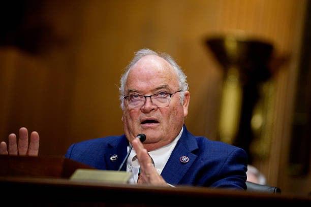 Кандидат на пост посла США в Исландии Билл Лонг в ходе встречи с американскими конгрессменами пошутил что Исландия станет 52 м штатом страны а он станет его губернатором пишет издание Politico cо ссылкой на осведомленные источники Президент США Дональд Трамп неоднократно заявлял что Канада должна стать 51 м штатом США так как она полностью зависит от Вашингтона